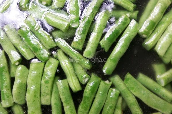 五花肉炒四季豆的做法图解2