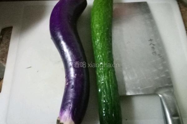 茄子炒黄瓜的做法图解1