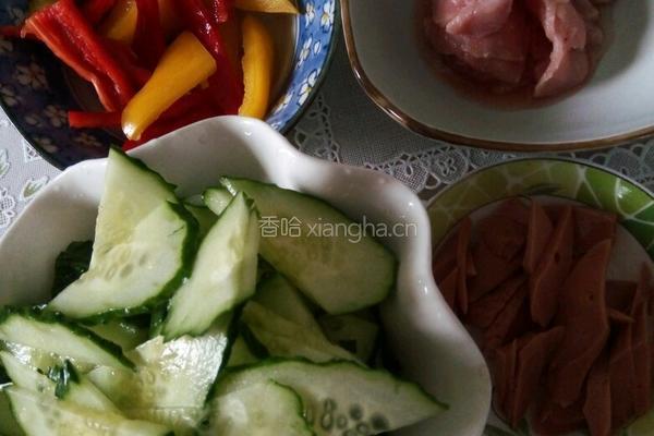 彩椒黄瓜肉片的做法图解1