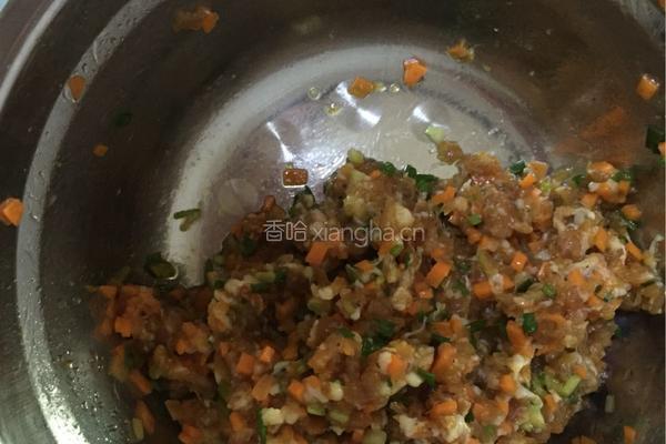 胡萝卜肉馅小馄饨的做法图解2