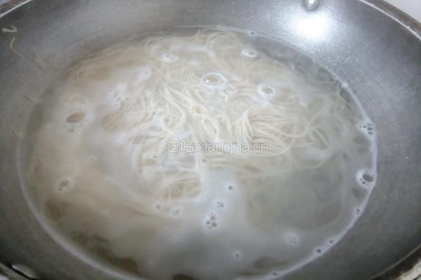 圣女果肉酱拌面的做法图解1