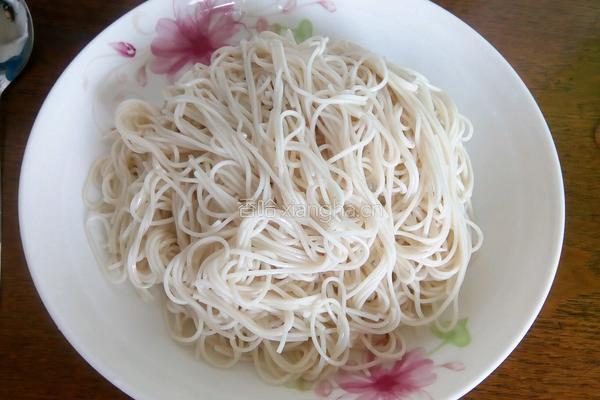 圣女果肉酱拌面的做法图解3