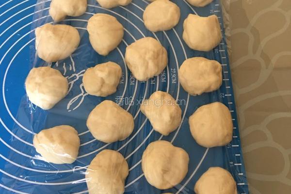䓤花香肠肉松包的做法图解2