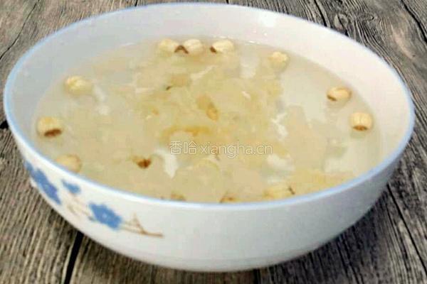 冰糖银耳莲子汤的做法图解3