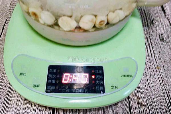 冰糖银耳莲子汤的做法图解5
