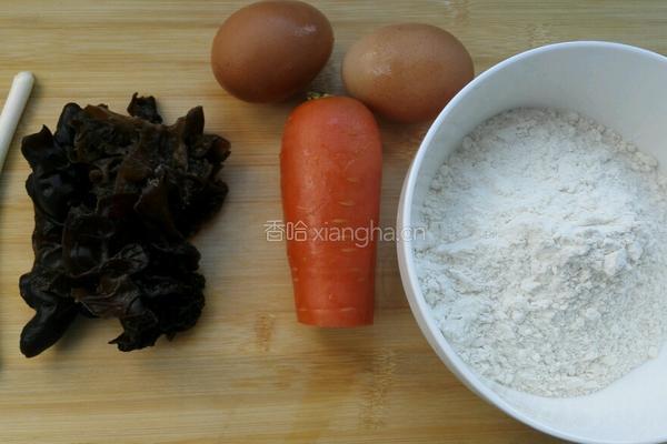 胡萝卜木耳鸡蛋饼的做法图解1