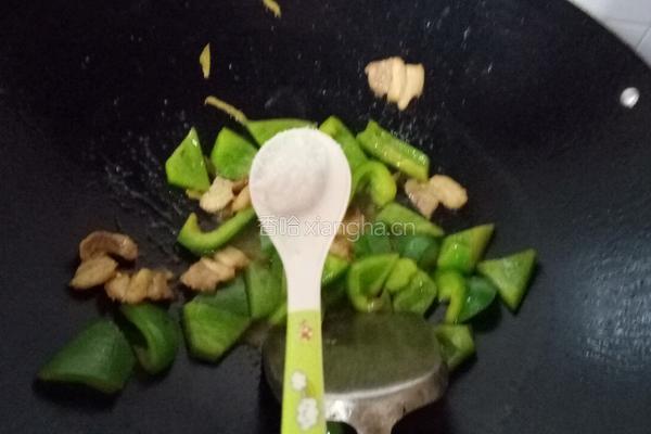 五花肉炒青椒的做法图解5