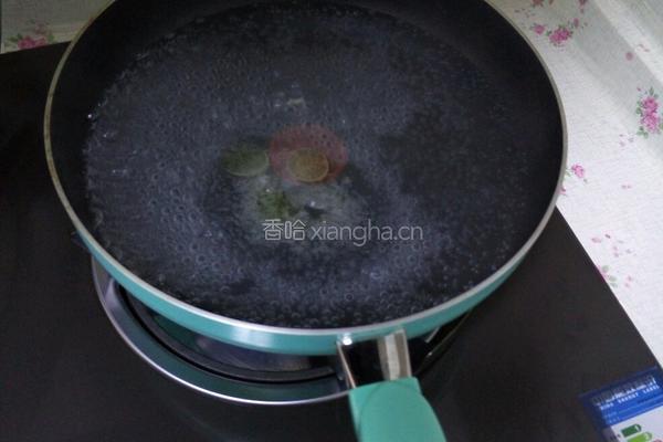 水煮韭菜饺子的做法图解1