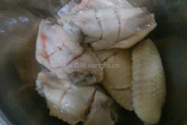 小辣椒炒鸡翅的做法图解1