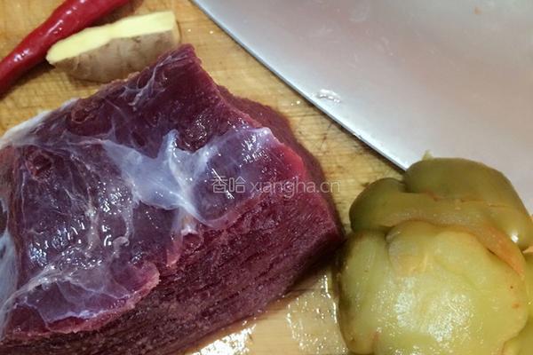 牛肉榨菜的做法图解1