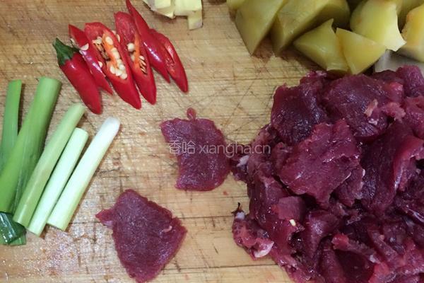 牛肉榨菜的做法图解2