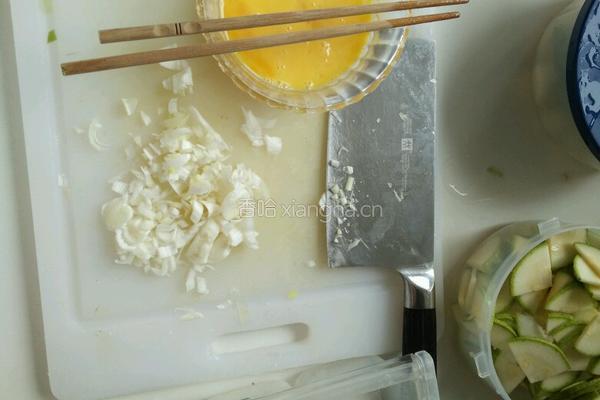 鸡蛋炒西葫芦的做法图解1