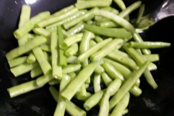 干煸锅巴四季豆的做法图解7