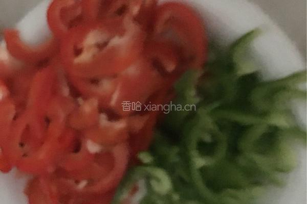 五彩缤纷，洋葱青椒肉丝的做法图解1
