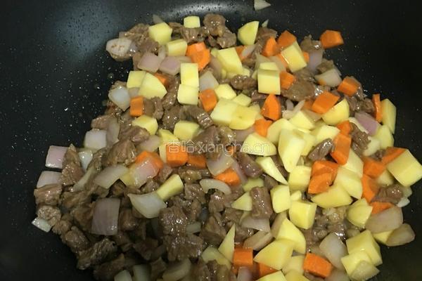 牛肉焖饭的做法图解4