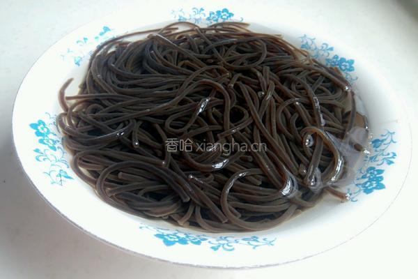 凉拌蕨根粉的做法图解3