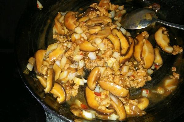 香辣猪肉香菇拌面的做法图解9