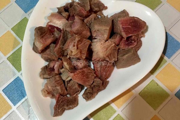 牛肉焖土豆的做法图解1