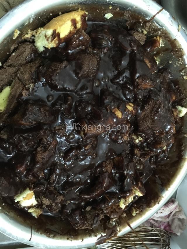 充分的搅拌即可.蛋糕胚体不要过多.蛋糕胚体会稀释巧克力浆料