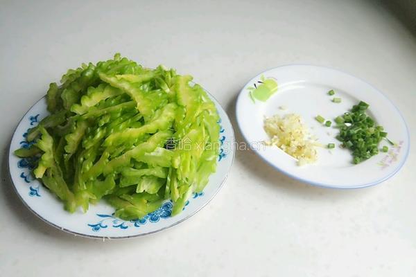 凉拌苦瓜的做法图解2