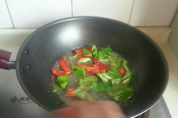 三鲜蜜瓜小炒肉的做法图解5