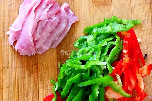 辣椒肉丝鸡蛋的做法图解1