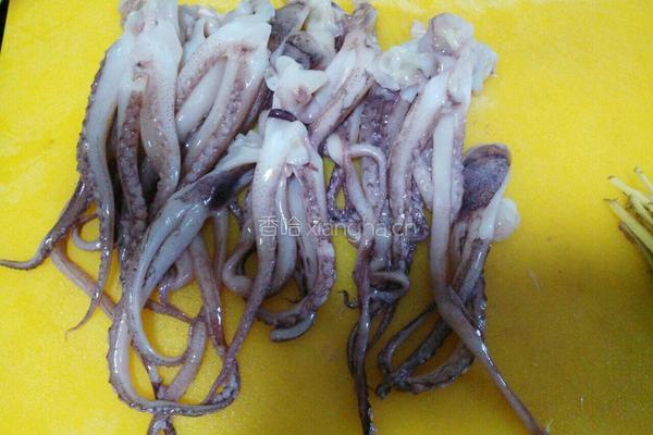 蒜苔鱿鱼须的做法图解2