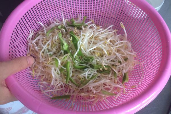 豆芽青椒炒百叶的做法图解5