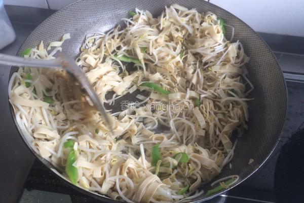 豆芽青椒炒百叶的做法图解7