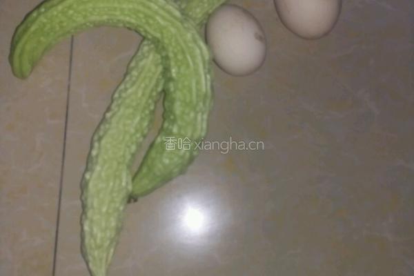 苦瓜炒鸡蛋的做法图解1