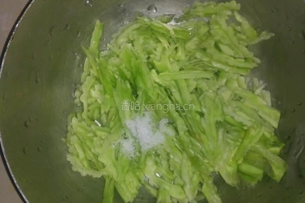 苦瓜炒鸡蛋的做法图解2