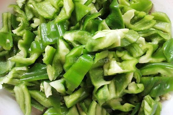 青椒西红柿炒鸡蛋的做法图解1