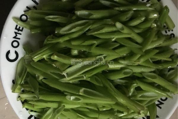 炝炒空心菜梗的做法图解2
