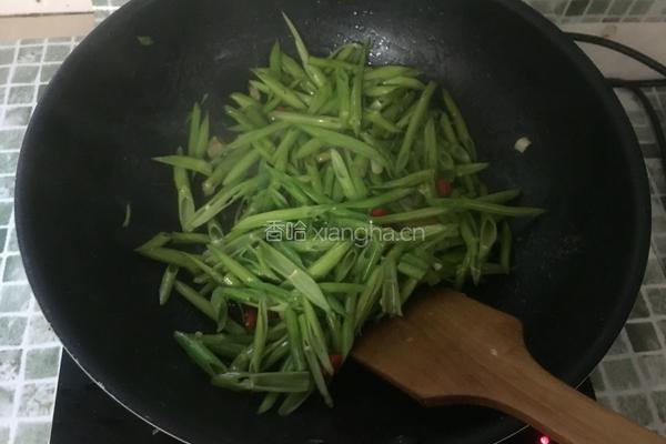 炝炒空心菜梗的做法图解5