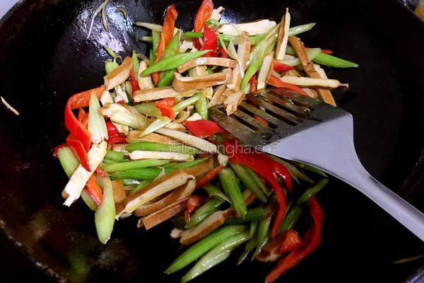 芹菜炒香干的做法图解3