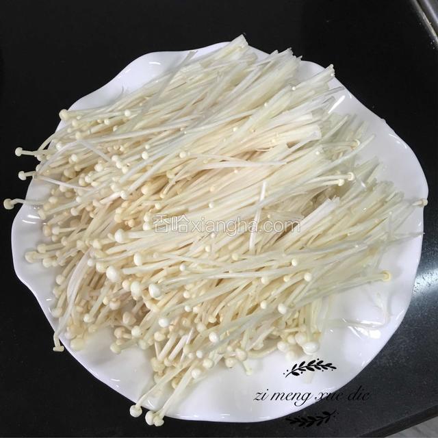 先将金针菇去根部，洗净。