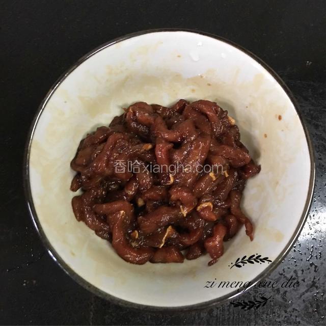牛肉切丝后，放入碗中，再放入料酒，老抽，少许盐和生粉拌匀，腌制十分钟。
