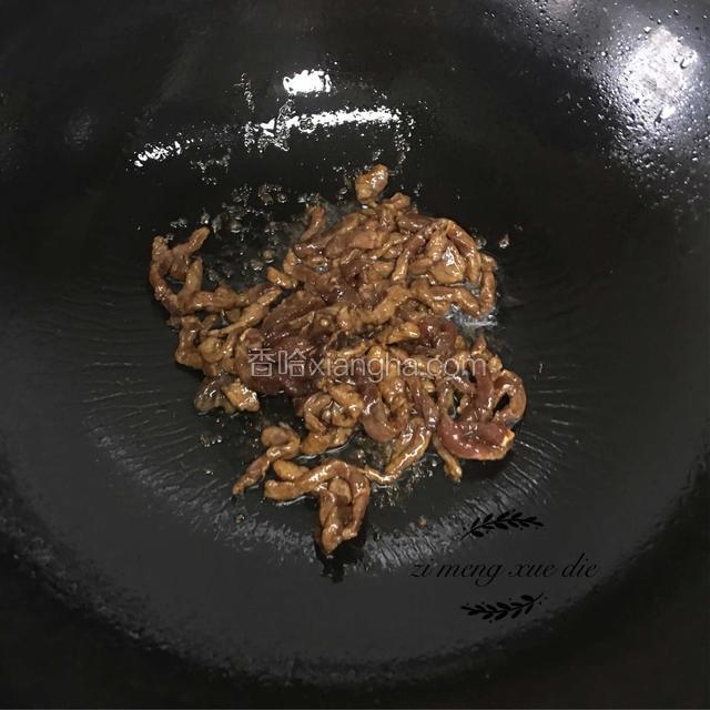 锅中放油，待油5—6层热时倒入牛肉，继续翻炒至熟后捞出备用。