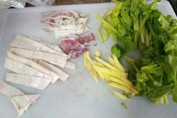 芹菜炒干鱿的做法图解2