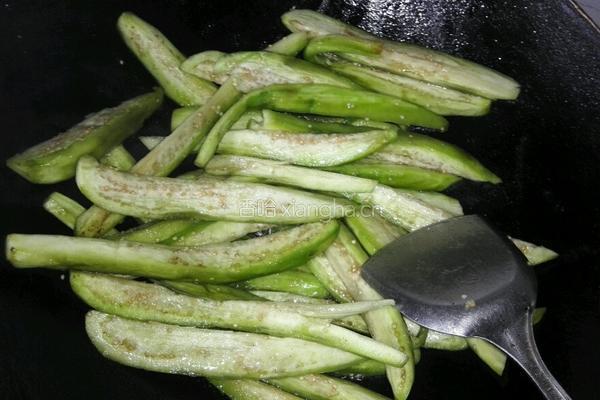 罐头鱼青茄子的做法图解2