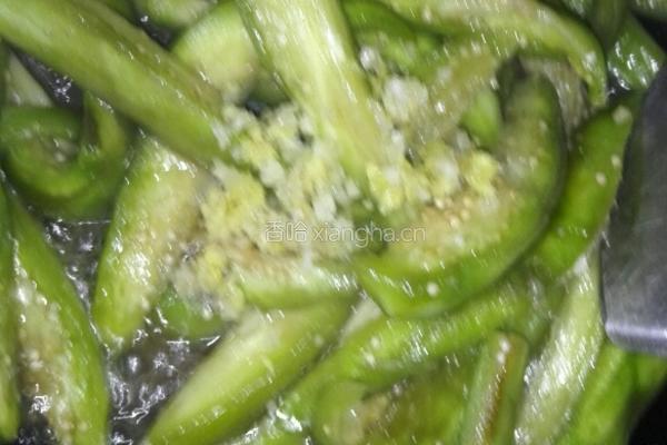 罐头鱼青茄子的做法图解3