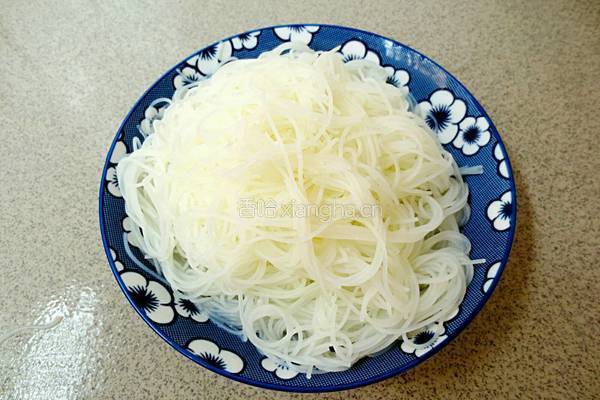 葱香双丝炒米粉的做法图解1
