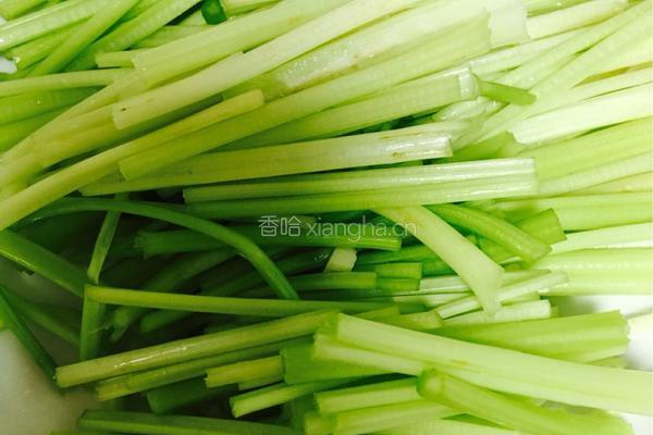 水芹菜炒莲菜的做法图解2