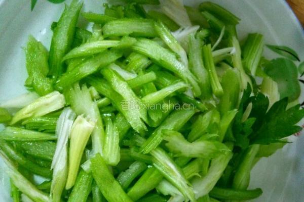 芹菜炒土豆丝的做法图解2