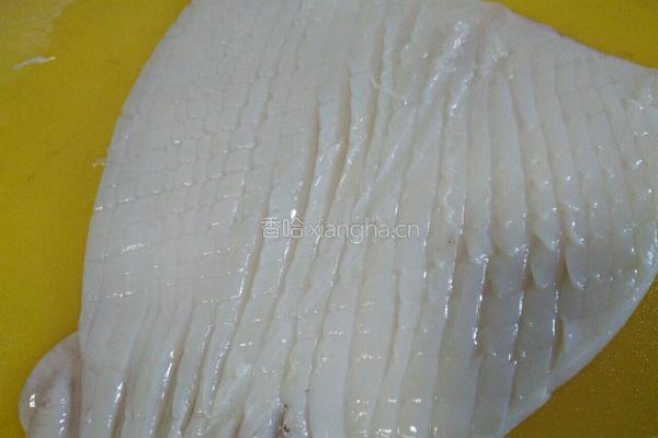 辣椒炒鱿鱼的做法图解2