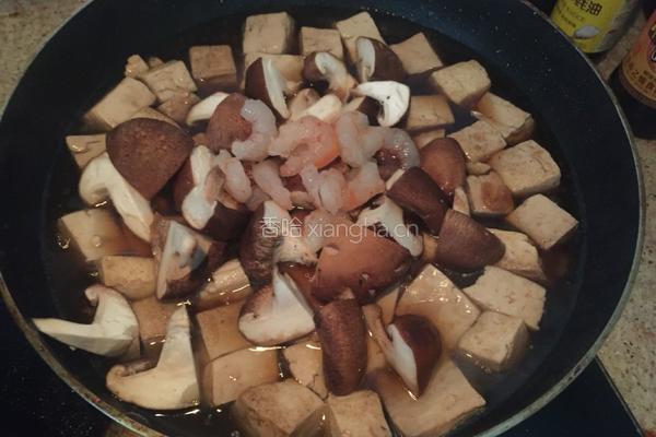 香菇虾仁炖豆腐的做法图解5