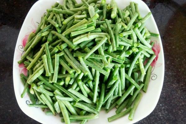 猪肉炒豇豆的做法图解4