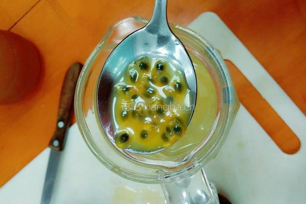蜂蜜百香果饮的做法图解3