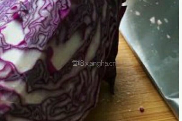 紫甘蓝萝卜葱白三丝沙拉的做法图解1