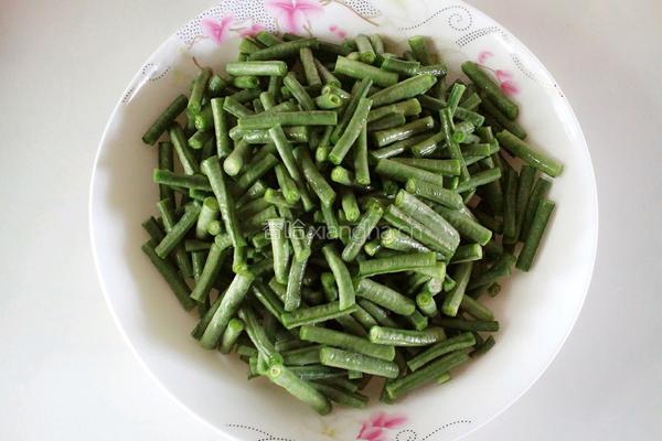 胡萝卜炒豇豆的做法图解2